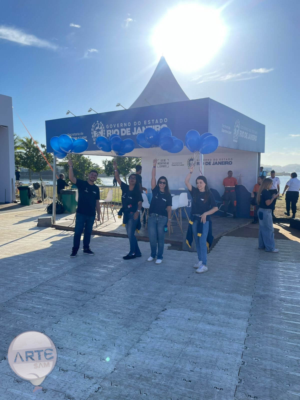 Serviço completo de distribuição de 1000 balões no local do evento para campanhas promocionais